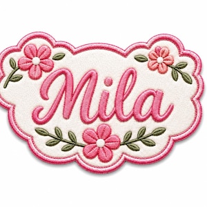 Puede incluir: Un parche bordado con borde festoneado que presenta el nombre Mila en letra cursiva rosa. El diseño incluye tres flores rosas con centros blancos y hojas verdes sobre un fondo color crema, todo delineado con un borde rosa brillante.