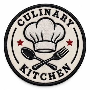 Könnte beinhalten: Ein runder gestickter Aufnäher mit cremefarbenem Hintergrund und dickem schwarzem Rand. Er zeigt eine weiße Kochmütze über einem gekreuzten schwarzen Löffel und einer Gabel. Der Text CULINARY KITCHEN ist mit zwei kleinen roten Sternen bogenförmig angeordnet.