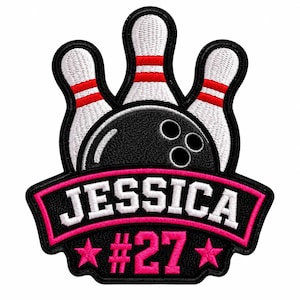 Puede incluir: Un parche bordado que muestra tres bolos blancos con rayas rojas detrás de una bola de boliche negra. Debajo, una banda negra con borde rosa muestra el nombre JESSICA en blanco, seguido del texto rosa #27 y dos estrellas de color rosa.