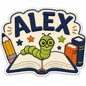Op de afbeelding: Een geborduurde patch met de naam ALEX in donkerblauwe letters boven een open boek. Een groene worm met een zwarte bril zit op het boek, geflankeerd door een geel potlood aan de linkerkant en oranje en blauwe boeken aan de rechterkant, met sterren.