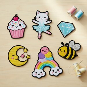 Może przedstawiać: Zestaw haftowanych naszywek przedstawiających babeczkę, kota baletnicę, diament, księżyc w kształcie półksiężyca z gwiazdami, tęczę z uśmiechniętymi chmurami i pszczołę. Naszywki są kolorowe i mają kreskówkowy design.