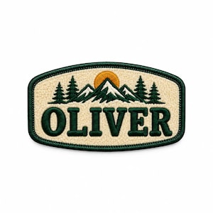 Könnte beinhalten: Ein bestickter Aufnäher mit dunkelgrünem Rand und cremefarbenem Hintergrund. Das Motiv zeigt dunkelgrüne Tannen, weiß bedeckte Berge und eine orangefarbene Sonne. Der Name OLIVER ist in großen, dunkelgrünen Buchstaben aufgestickt.