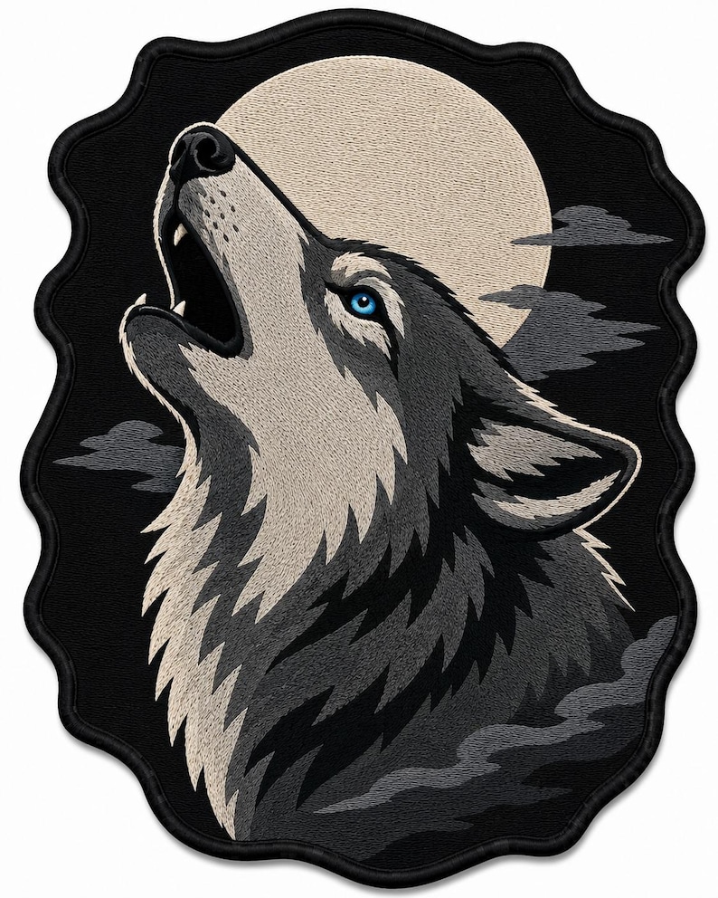 Peut inclure: Un &eacute;cusson brod&eacute; repr&eacute;sentant un loup hurlant devant une grande lune p&acirc;le sur fond noir. Le loup a un pelage gris et blanc avec un &oelig;il bleu per&ccedil;ant. L'&eacute;cusson pr&eacute;sente une bordure noire festonn&eacute;e et des nuages gris fonc&eacute;.