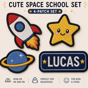 Può includere: Un set di quattro toppe ricamate composto da un razzo, una stella gialla sorridente, un pianeta blu con un anello giallo e una toppa rettangolare blu scuro con il nome LUCAS in bianco, tutte con bordi neri e retro termoadesivo.