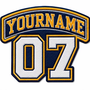 Op de afbeelding: Een op maat gemaakte geborduurde patch met de tekst YOURNAME in gele letters op een donkerblauwe gebogen achtergrond, geplaatst boven de grote witte cijfers 07 met gele en donkerblauwe randen, ontworpen voor sportkleding.