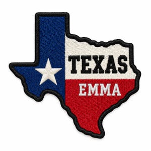Puede incluir: Un parche bordado con la forma del estado de Texas que presenta el diseño de la bandera estatal con una franja vertical azul, una estrella blanca, una franja horizontal blanca con la palabra TEXAS en negro y una franja horizontal roja con EMMA en blanco.