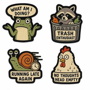 Könnte beinhalten: Vier bestickte Aufnäher mit Zeichentricktieren. Einer zeigt einen grünen Frosch mit dem Text WHAT AM I DOING. Ein anderer zeigt einen Waschbären in einer Mülltonne mit TRASH ENTHUSIAST. Eine Schnecke mit Uhr sagt RUNNING LATE AGAIN. Ein Huhn sagt NO THOUGHTS HEAD EMPTY.