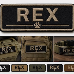Könnte beinhalten: Ein rechteckiger schwarzer Aufnäher mit beigefarbenem gesticktem Text REX und einem kleinen Pfotenabdruck-Symbol unter dem Namen. Der Aufnäher hat einen beigen Rand und ist an taktischer Ausrüstung und einem Halsband befestigt zu sehen.