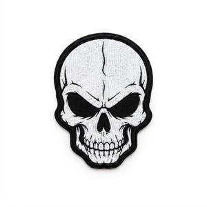 Puede incluir: Un parche bordado con un diseño de cráneo humano estilizado. El cráneo está realizado en hilo blanco con detalles en negro para las cuencas de los ojos, la cavidad nasal y los dientes, todo delineado por un borde negro grueso sobre fondo blanco.