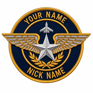 Könnte beinhalten: Ein runder gestickter Aufnäher mit dunkelblauem Hintergrund und goldenem Rand. Er zeigt einen silbernen Stern, silberne Flügel und einen kleinen silbernen Jet. Der Text YOUR NAME ist oben und NICK NAME unten in Gold gebogen.
