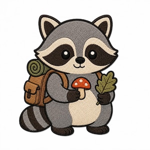 Peut inclure: Un écusson brodé représentant un raton laveur gris avec un masque oculaire noir, portant un sac à dos marron avec un sac de couchage vert enroulé. Le raton laveur tient un petit champignon orange à pois blancs et une feuille de chêne verte.