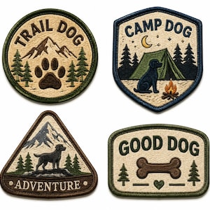 Può includere: Quattro toppe ricamate con disegni a tema canino. Una toppa circolare riporta TRAIL DOG con una montagna e un'impronta. Una toppa a forma di scudo riporta CAMP DOG con una tenda, un falò e un cane. Una toppa triangolare mostra un cane e una montagna con ADVENTURE. Una toppa rettangolare riporta GOOD DOG con un osso.
