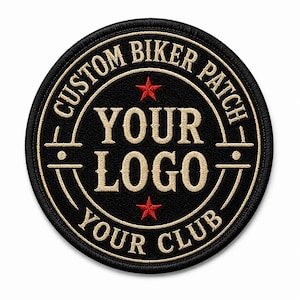 Könnte beinhalten: Ein kreisförmiger, schwarz bestickter Aufnäher mit goldenem Text, der CUSTOM BIKER PATCH, YOUR LOGO und YOUR CLUB lautet. Das Design enthält zwei kleine rote Sterne über und unter dem zentralen Text sowie goldene kreisförmige Randakzente.
