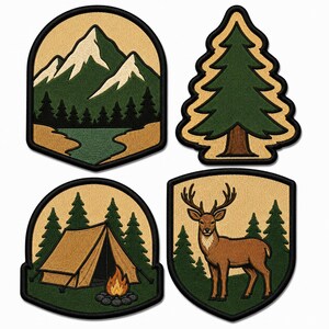 Könnte beinhalten: Ein Set aus vier bestickten Aufnähern mit Outdoor-Motiven: eine Berglandschaft mit See, ein einzelner Nadelbaum, ein Campingzelt mit Lagerfeuer und ein stehender Hirsch, alle schwarz umrandet in beige-grünen Farbtönen.