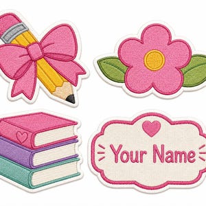 Puede incluir: Cuatro parches bordados que incluyen un lápiz amarillo con un lazo rosa, una flor rosa con hojas verdes, una pila de tres libros en rosa, morado y verde azulado, y una etiqueta blanca festoneada con un corazón rosa y el texto Your Name.