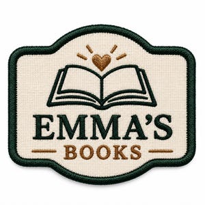 Puede incluir: Un parche bordado rectangular con esquinas redondeadas y un borde verde oscuro. El fondo es de color crema. Presenta un icono de libro abierto negro con un corazón marrón encima, y el texto EMMA'S BOOKS en hilo negro y marrón.