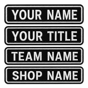 Puede incluir: Cuatro parches rectangulares bordados en negro con bordes y texto en blanco. Los parches muestran las frases YOUR NAME, YOUR TITLE, TEAM NAME y SHOP NAME en una fuente negrita sin remates. Cada parche tiene un borde cosido limpio.