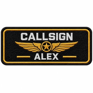Könnte beinhalten: Ein rechteckiger, schwarz bestickter Aufnäher mit goldenem Rand. Der Text CALLSIGN steht in Weiß über einem goldenen geflügelten Sternemblem. Unter dem Emblem befindet sich der Name ALEX in Weiß, flankiert von zwei goldenen Linien.