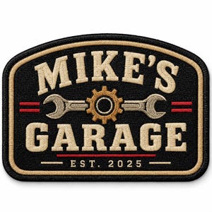 Pode incluir: Um emblema bordado retangular com cantos arredondados, fundo preto e borda bege. O texto MIKE'S GARAGE está em letras bege, com um ícone central de engrenagem e chave inglesa, e o texto EST. 2025 abaixo em bege, acentuado por linhas vermelhas.
