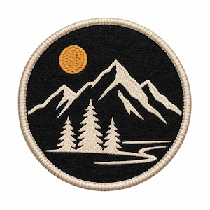 Puede incluir: Un parche bordado circular con fondo negro que muestra una cordillera blanca, tres pinos y un río sinuoso. Un sol amarillo dorado se sitúa en la esquina superior izquierda. El parche tiene un borde grueso cosido en color beige claro.