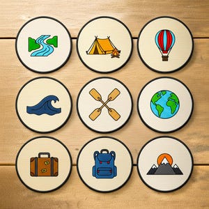 Könnte beinhalten: Neun runde Untersetzer mit Illustrationen zum Thema Reisen. Designs umfassen einen Fluss, ein Zelt mit Lagerfeuer, einen Heißluftballon, eine Meereswelle, gekreuzte Ruder, einen Globus, einen Koffer, einen Rucksack und eine Berglandschaft mit Sonnenuntergang.