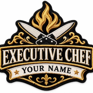 Op de afbeelding: Een geborduurde patch met een zwarte achtergrond en goud- en witkleurig garen. Het ontwerp bevat twee gekruiste koksmesen, een vlam en de tekst "EXECUTIVE CHEF" boven een banier met de tekst "YOUR NAME" en twee gouden sterren.