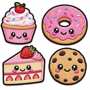Peut inclure: Quatre écussons brodés représentant des desserts mignons avec des visages souriants. L'ensemble comprend un cupcake rose avec une cerise, un beignet rose glacé avec des vermicelles, une part de gâteau aux fraises et un cookie aux pépites de chocolat.
