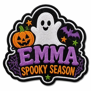 Puede incluir: Un parche bordado con fondo negro que presenta un fantasma blanco, una calabaza naranja, un murciélago morado y telarañas moradas. El texto EMMA está en morado y el texto SPOOKY SEASON en naranja, rodeado de pequeñas estrellas.