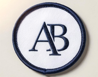 Toppa personalizzata con monogramma ricamato – Distintivo rotondo termoadesivo blu e bianco