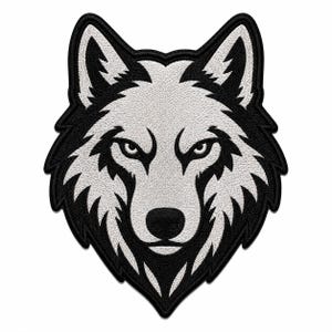 Puede incluir: Un parche bordado con un diseño estilizado de cabeza de lobo. La obra utiliza un esquema de color de alto contraste con hilo negro y blanco, representando al lobo con detalles de pelaje angulares, orejas puntiagudas y una mirada intensa.