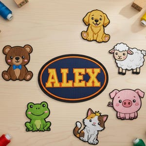 Pode incluir: Uma coleção de patches bordados com vários animais e o nome "ALEX". Inclui um ursinho de pelúcia, um cachorrinho, uma ovelha, um porco, um sapo e um gato. O patch "ALEX" está em um oval azul marinho com letras amarelas.