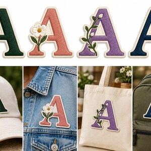 Op de afbeelding: Vier geborduurde patches in de vorm van de letter A in donkergroen, oudroze, paars en marineblauw, elk met botanische accenten zoals bladeren of een witte bloem. De patches zijn afgebeeld op een beige baseballpet, een spijkerjas, een draagtas en een rugzak.