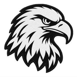Puede incluir: Un parche bordado que muestra el perfil de la cabeza de un águila calva. El diseño utiliza hilo blanco y negro de alto contraste para definir las plumas, el pico afilado y la mirada intensa del águila, acabado con un borde negro grueso.