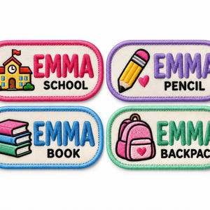 Op de afbeelding: Vier ovale geborduurde patches met crèmekleurige centra en gekleurde randen. Elke patch bevat de naam EMMA in grote letters, een school-thema icoon en een label: EMMA SCHOOL met een gebouw, EMMA PENCIL met een potlood, EMMA BOOK met gestapelde boeken en EMMA BACKPACK met een roze tas.