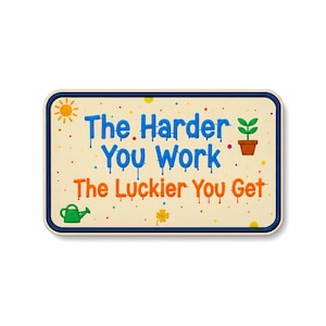 Può includere: Toppa rettangolare con sfondo color crema e bordo blu navy. Il testo "The Harder You Work The Luckier You Get" è in blu e arancione con effetto gocciolante. Include illustrazioni di sole, annaffiatoio, pianta e quadrifoglio.