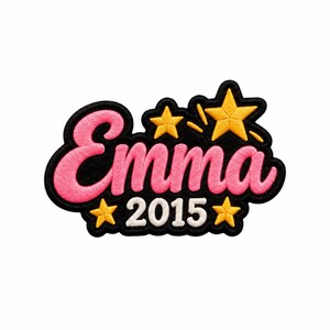 Op de afbeelding: Een geborduurde patch met een zwarte achtergrond met de naam Emma in roze cursief schrift, het jaartal 2015 in witte blokcijfers en drie gele sterren boven en onder de tekst, alles omlijnd met zwart garen.