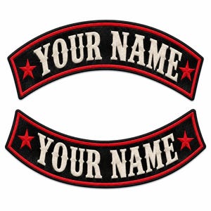 Könnte beinhalten: Zwei gebogene gestickte Aufnäher mit schwarzem Hintergrund und rotem Rand. Jeder Aufnäher zeigt den weißen Text YOUR NAME in fetter Schrift, flankiert von einem roten fünfzackigen Stern auf der linken und rechten Seite der Beschriftung.