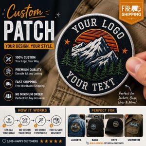 Puede incluir: Un parche bordado circular que presenta un paisaje de montaña con picos nevados, un bosque de pinos verdes y un cielo al atardecer naranja. El parche tiene un borde negro con el texto blanco YOUR LOGO y YOUR TEXT, además de dos estrellas.