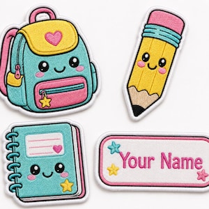 Puede incluir: Cuatro parches bordados que incluyen una mochila de color verde azulado con un bolsillo rosa y un corazón, un lápiz amarillo con goma rosa, un cuaderno de espiral verde azulado con un corazón y una etiqueta blanca con el texto Your Name.