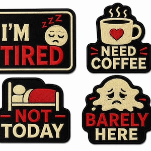 Peut inclure: Quatre écussons brodés de formes variées avec des fonds noirs et des bordures crème. Ils présentent des textes rouges et crème indiquant I'M TIRED, NEED COFFEE, NOT TODAY et BARELY HERE, accompagnés d'icônes représentant un visage fatigué, une tasse, un lit et une flaque.