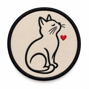 Pode incluir: Um emblema bordado circular com fundo creme e o contorno preto de um gato sentado de perfil. O gato tem olhos fechados e bigodes, com um pequeno coração vermelho sólido bordado à direita do peito sobre o tecido texturizado.