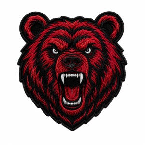 Puede incluir: Un parche bordado que muestra la cabeza de un oso gruñendo. El diseño utiliza hilos de color rojo vibrante y negro intenso para crear texturas de pelaje detalladas, con colmillos blancos visibles en la boca abierta y un borde negro sólido.