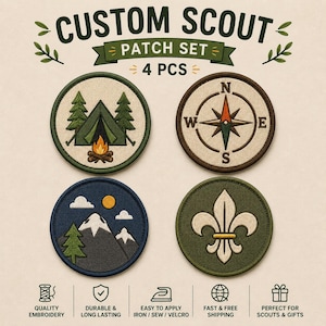 Puede incluir: Un conjunto de cuatro parches bordados circulares titulados CUSTOM SCOUT PATCH SET 4 PCS. Los diseños incluyen una tienda de campaña verde con árboles y una fogata, una rosa de los vientos, un paisaje montañoso con sol y una flor de lis blanca.