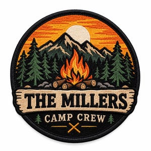 Peut inclure: Un écusson brodé circulaire représentant un paysage de montagne au coucher du soleil avec un feu de camp au premier plan. Le texte THE MILLERS est centré sur une bannière claire, avec CAMP CREW et deux petits sapins en dessous.