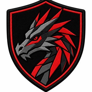 Può includere: Una toppa ricamata a forma di scudo raffigurante una testa di drago stilizzata in nero, grigio e rosso. Il drago presenta scaglie geometriche appuntite e un occhio rosso penetrante. Il design è racchiuso da un bordo nero con una linea rossa.