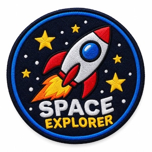 Può includere: Una toppa ricamata circolare con sfondo blu scuro che raffigura un razzo bianco con pinne rosse e un finestrino blu. Il razzo ha una fiamma gialla e arancione. Stelle gialle e punti bianchi circondano il razzo. Il testo SPACE EXPLORER è ricamato in lettere bianche e gialle.