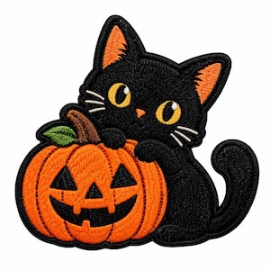 Peut inclure: Un écusson brodé représentant un chat noir aux grands yeux jaunes et aux oreilles orange, posant ses pattes sur une citrouille orange vif avec une tige brune, une feuille verte et un visage sculpté noir aux yeux et à la bouche triangulaires.