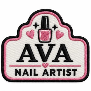 Puede incluir: Un parche bordado blanco con borde negro y ribete rosa. Presenta un icono de esmalte de uñas rosa, dos corazones rosas y dos estrellas negras. El texto dice AVA en letras negras grandes y NAIL ARTIST en letras negras más pequeñas.