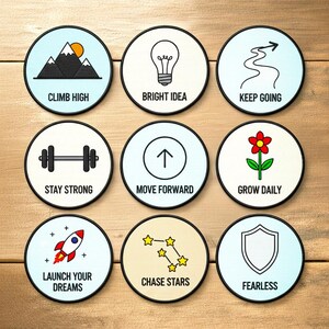 Może przedstawiać: Dziewięć okrągłych podkładek z motywującymi frazami i ilustracjami. Frazy to: „Climb High”, „Bright Idea”, „Keep Going”, „Stay Strong”, „Move Forward”, „Grow Daily”, „Launch Your Dreams”, „Chase Stars” i „Fearless”.