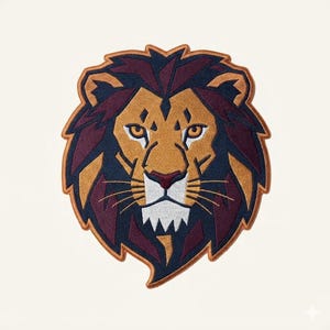 Può includere: Una toppa ricamata raffigurante una testa di leone stilizzata con un muso giallo dorato, una criniera blu navy scuro e bordeaux intenso, e dettagli bianchi sul muso. Il design è delineato da un sottile bordo color rame, creando un aspetto geometrico.